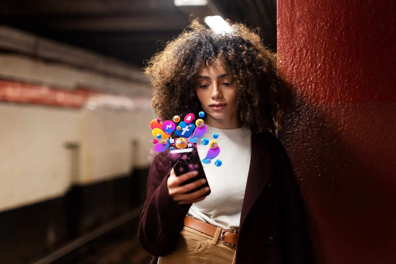 medio mujer tenencia telefono — Inicio